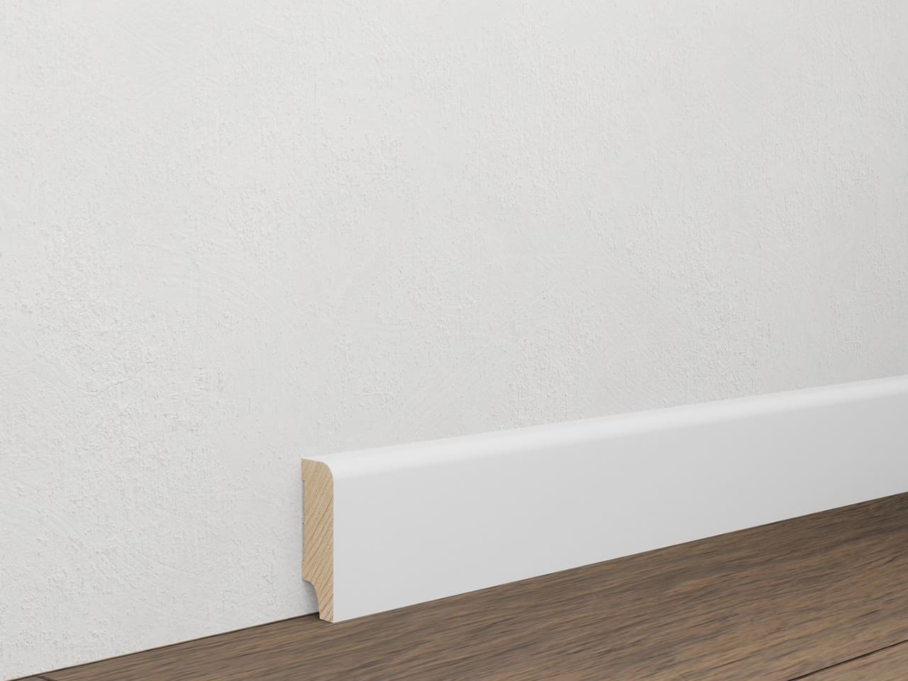 Sockelleisten aus weiß lackiertem Holz
